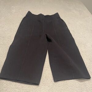 Lululemon New Form Crop (17")
Black size 10